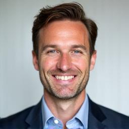 Portret van Max van der Velden, hoofdontwerper, glimlachend