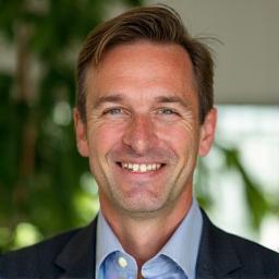 Portret van Ruben Bakker, duurzaamheidsmanager, glimlachend